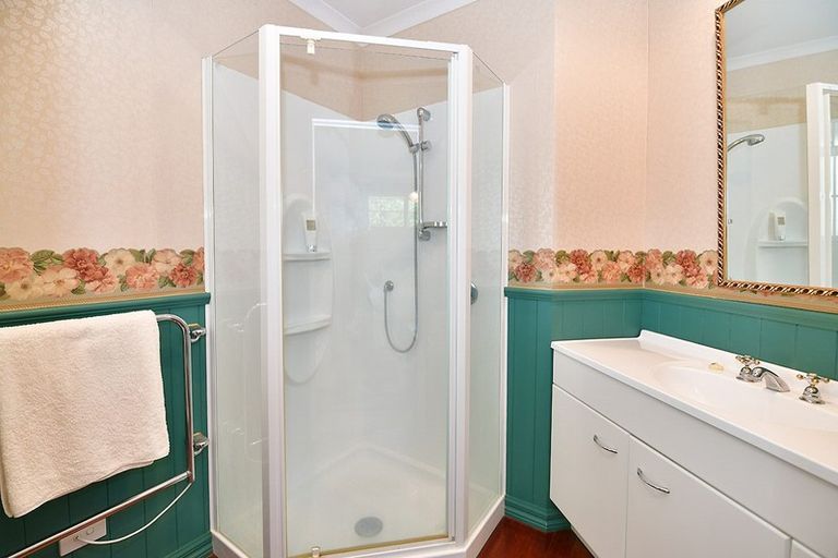 Photo of property in 4 Amberly Rise, Helensville, 0800