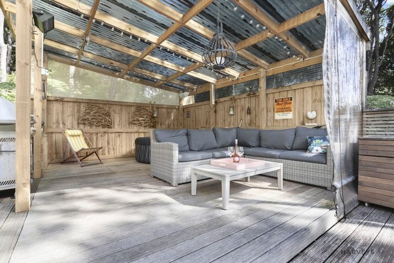 Photo of property in 25 Longfellow Parade, Glen Eden, Auckland, 0604