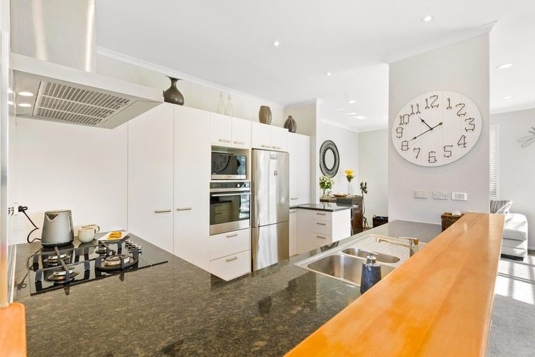 Photo of property in 32 Provence Esplanade, Te Atatu Peninsula, Auckland, 0610