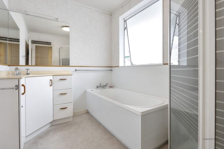 Photo of property in 37 Beaubank Road, Kelston, Auckland, 0602