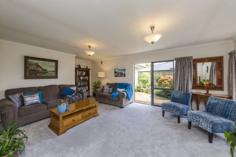 Photo of property in 24 Greenwood Place, Fitzherbert, Palmerston North, 4410
