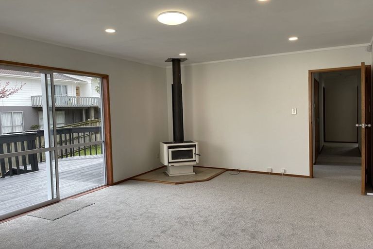 Photo of property in 27 Beaudine Avenue, Glenfield, Auckland, 0629