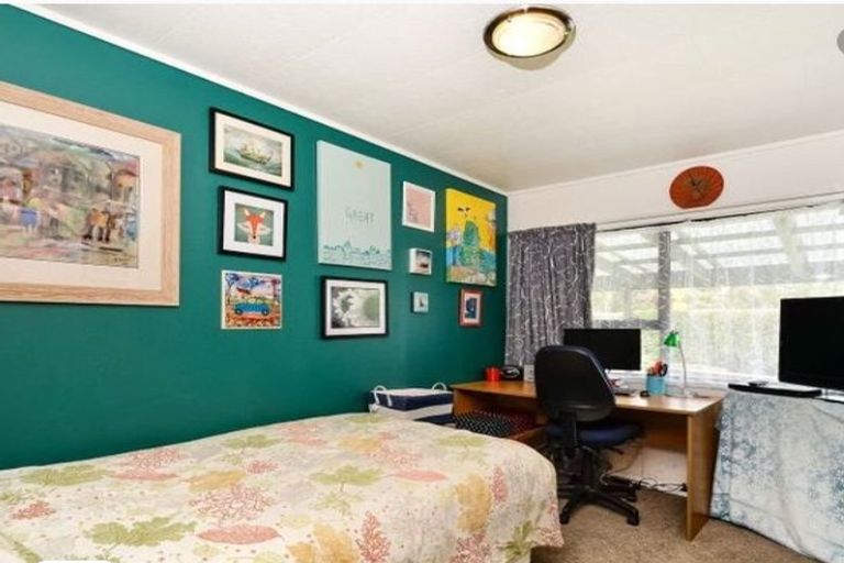 Photo of property in 81 Pupuke Road, Northcote, Auckland, 0627