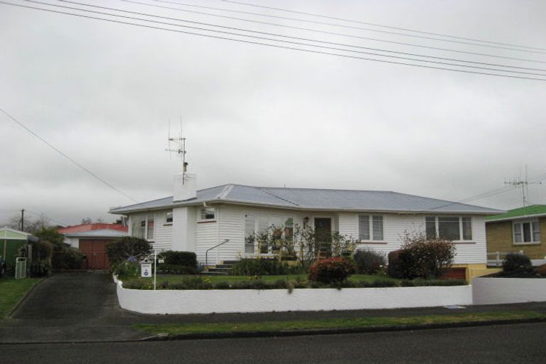 Photo of property in 12 Karaka Crescent, Levin, 5510