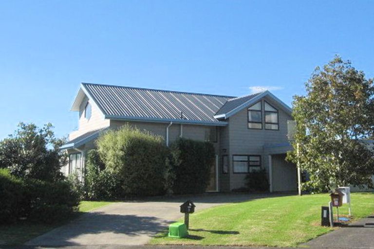 Photo of property in 3 Dalwhinnie Parade, Highland Park, Auckland, 2010