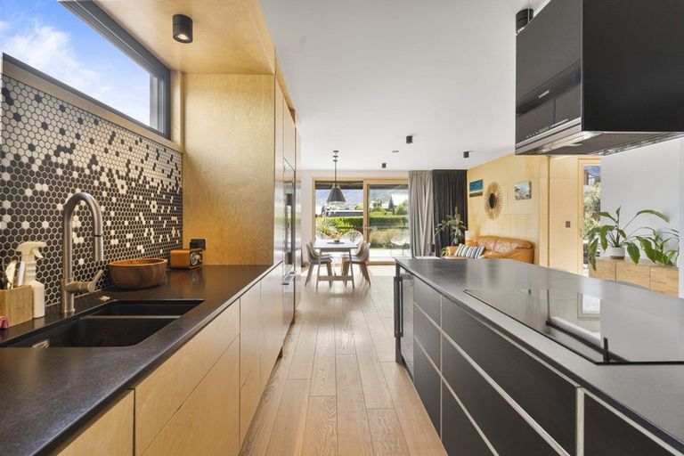 Photo of property in 6 Soudley Court, Jacks Point, Queenstown, 9371