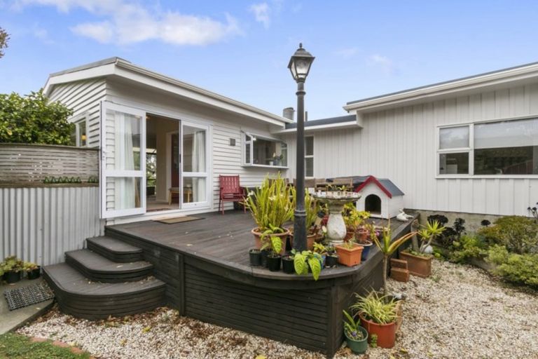 Photo of property in 54 Poto Road, Normandale, Lower Hutt, 5010