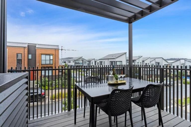 Photo of property in 1/2 Ko Nui Place, Hobsonville, 0616