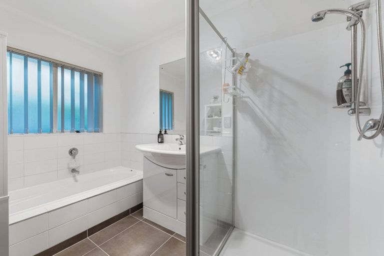Photo of property in 16 Fernloche Place, Flat Bush, Auckland, 2016