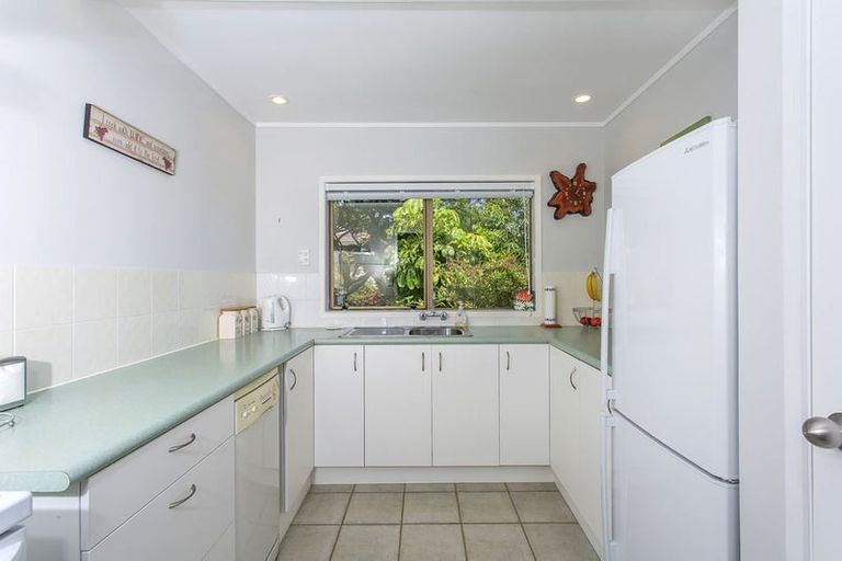 Photo of property in 2/12 Mistletoe Place, Browns Bay, Auckland, 0630