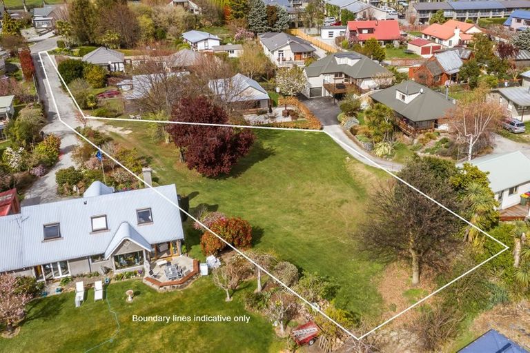 Photo of property in 18 Heuchan Lane, Wanaka, 9305