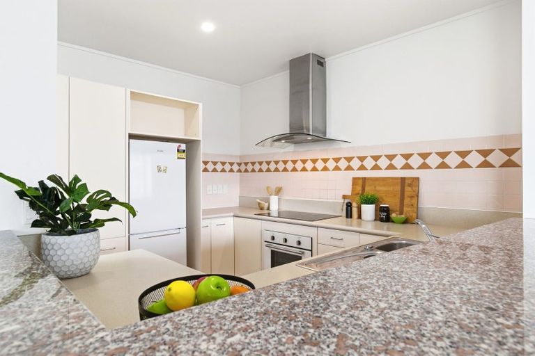 Photo of property in 17 Kent Terrace - Kent Apartments, 7e/16 Kent Terrace, Mount Victoria, Wellington, 6011