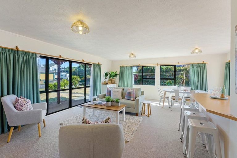 Photo of property in 172 Tutere Street, Waikanae Beach, Waikanae, 5036
