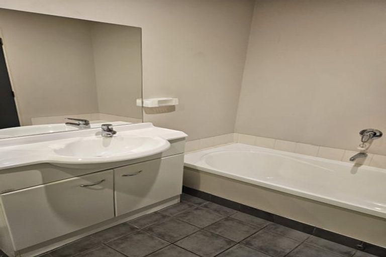 Photo of property in 152 Tasman Street, Mount Cook, Wellington, 6021