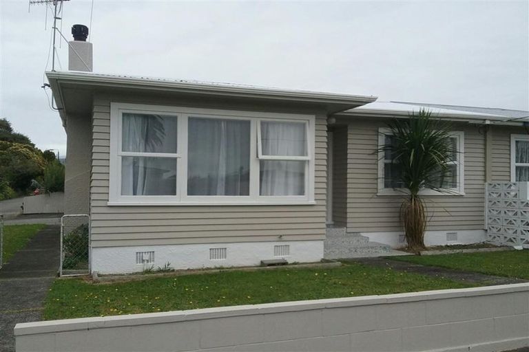 Photo of property in 34 Queenwood Road, Levin, 5510