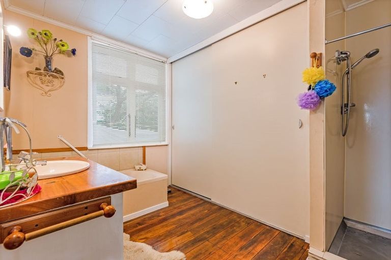 Photo of property in 4 Rosalie Terrace, Kelvin Grove, Palmerston North, 4414