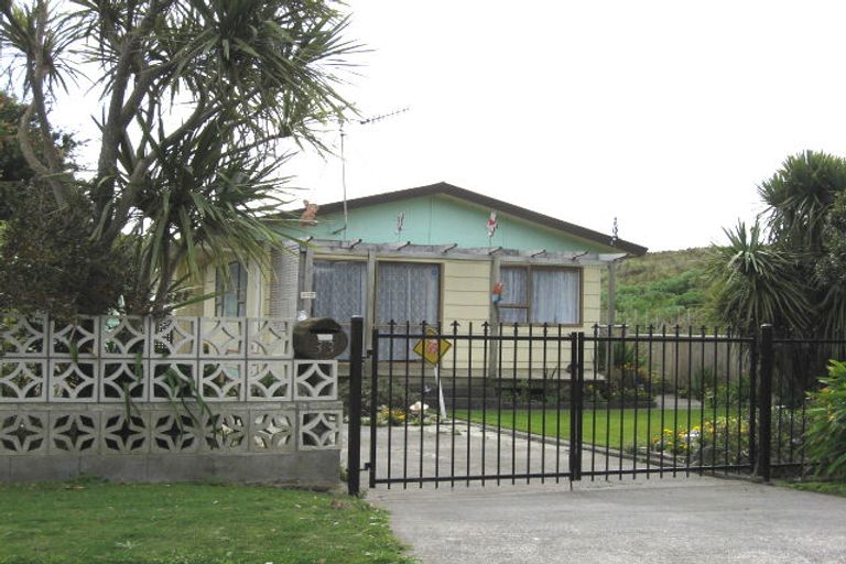 Photo of property in 33 Karewa Street, Castlecliff, Whanganui, 4501