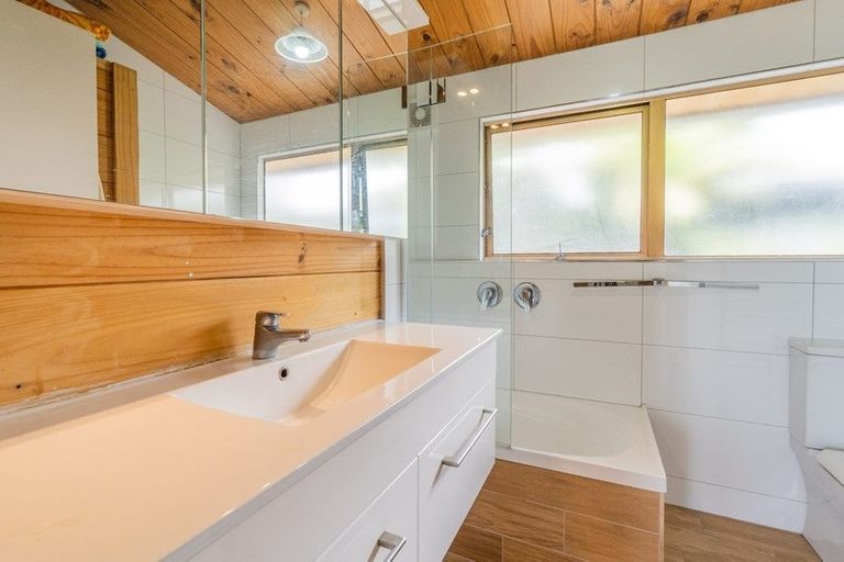 Photo of property in 6 Barker Rise, Northcross, Auckland, 0632