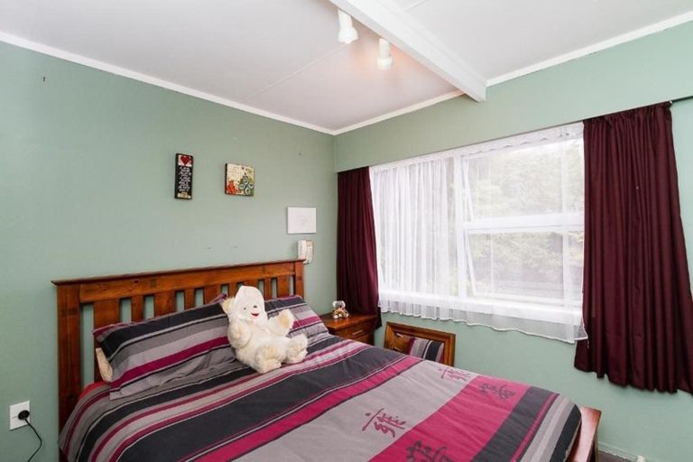 Photo of property in 32 Holborn Drive, Stokes Valley, Lower Hutt, 5019