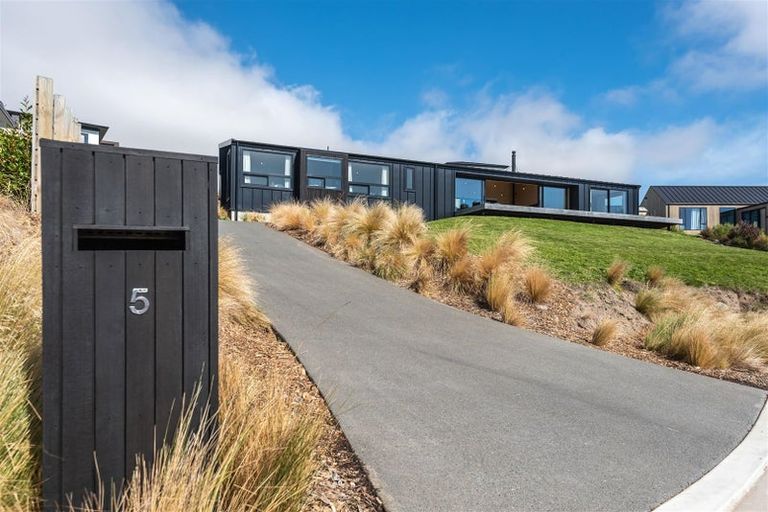 Photo of property in 5 Sowerby Place, Richmond Hill, Christchurch, 8081