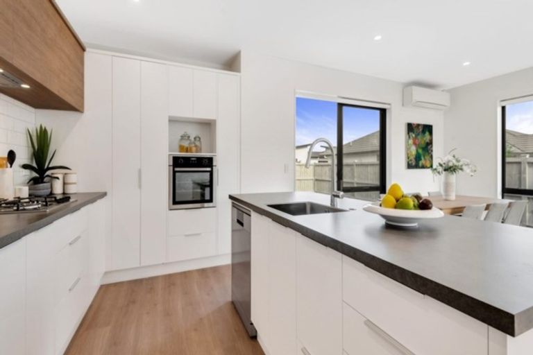 Photo of property in 36 Pepene Avenue, Takanini, 2112