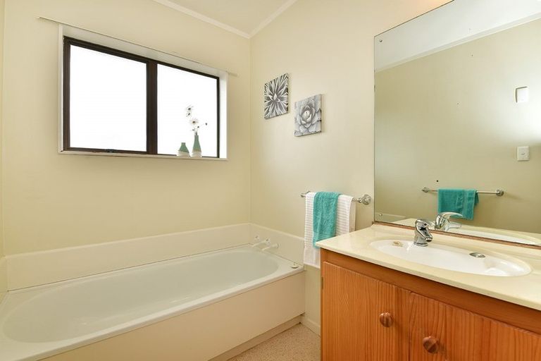 Photo of property in 16 Petrel Place, Massey, Auckland, 0614