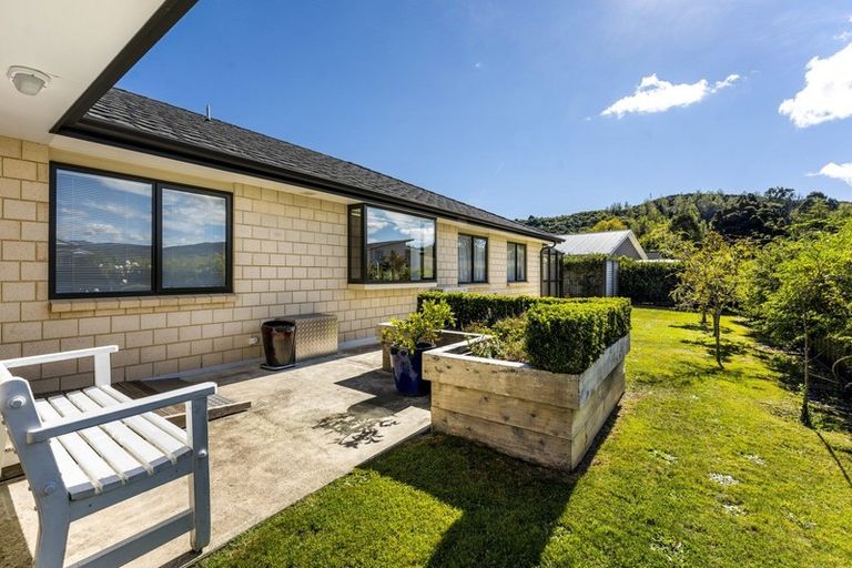 Photo of property in 4 Sunstone Crescent, Brown Owl, Upper Hutt, 5018