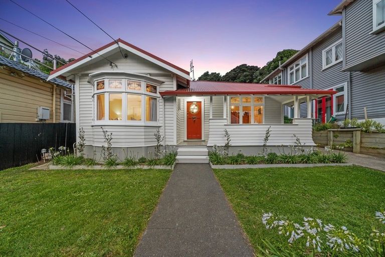 Photo of property in 129 Melbourne Road, Island Bay, Wellington, 6023