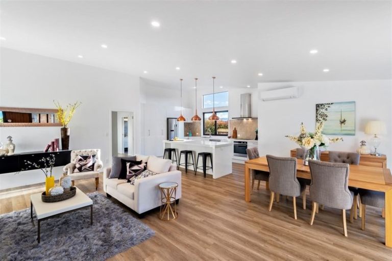 Photo of property in 2/23 Montgomery Avenue, Rothesay Bay, Auckland, 0630