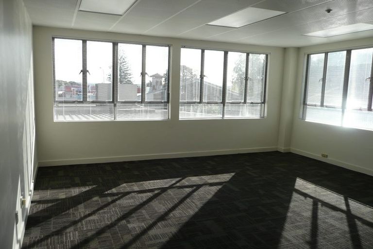 Photo of property in 350a Great South Road, Opaheke, Papakura, 2113