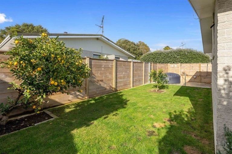 Photo of property in 34a Rewarewa Crescent, Waikanae, 5036