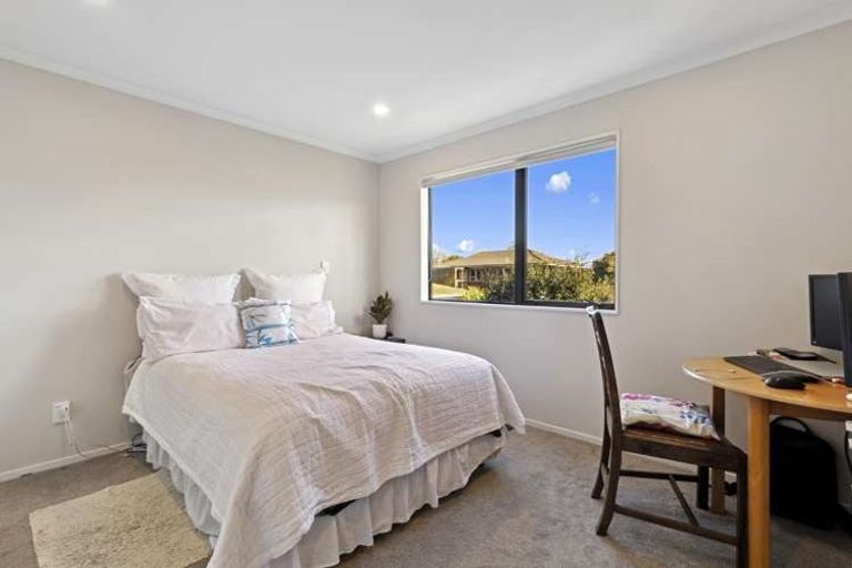 Photo of property in 10e Roberts Road, Te Atatu South, Auckland, 0610