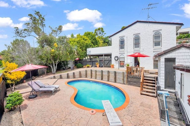 Photo of property in 2 Hollyhock Place, Browns Bay, Auckland, 0630