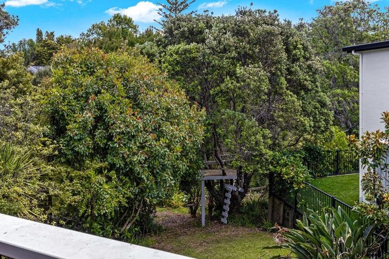 Photo of property in 28 Pohutukawa Avenue, Red Beach, 0932