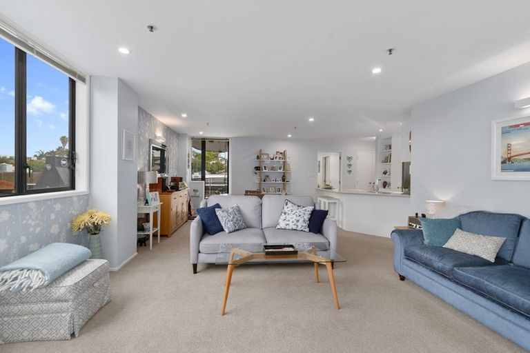 Photo of property in 2d/171 Hurstmere Road, Takapuna, Auckland, 0622