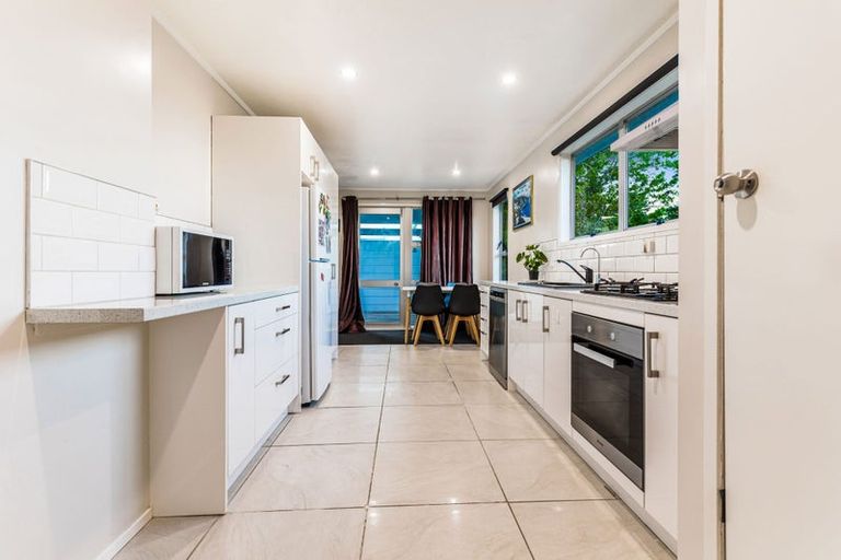 Photo of property in 2 Kilcar Place, Massey, Auckland, 0614