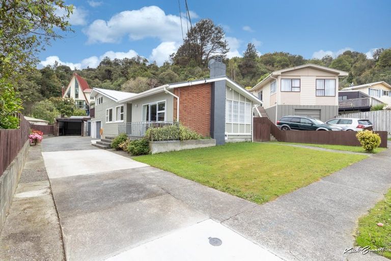 Photo of property in 3 Lowry Crescent, Stokes Valley, Lower Hutt, 5019