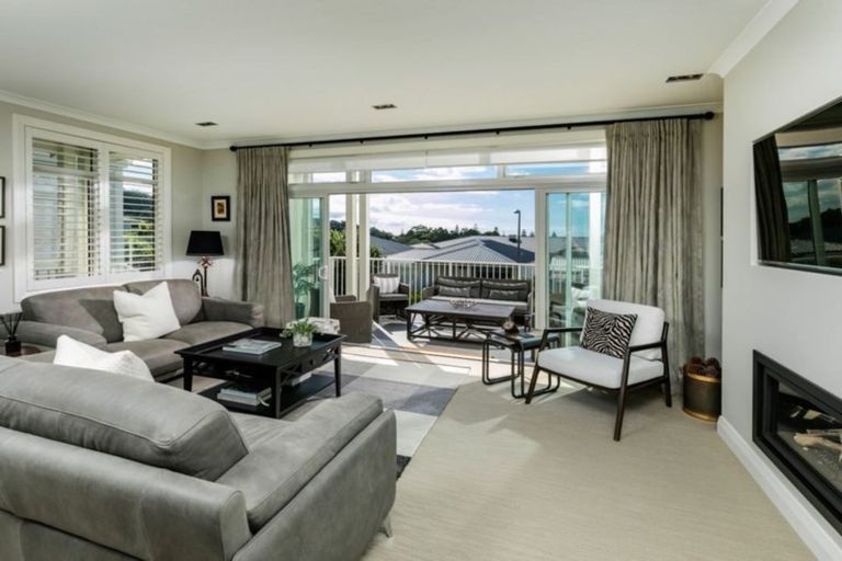 Photo of property in 15 Landmark Terrace, Orewa, 0931