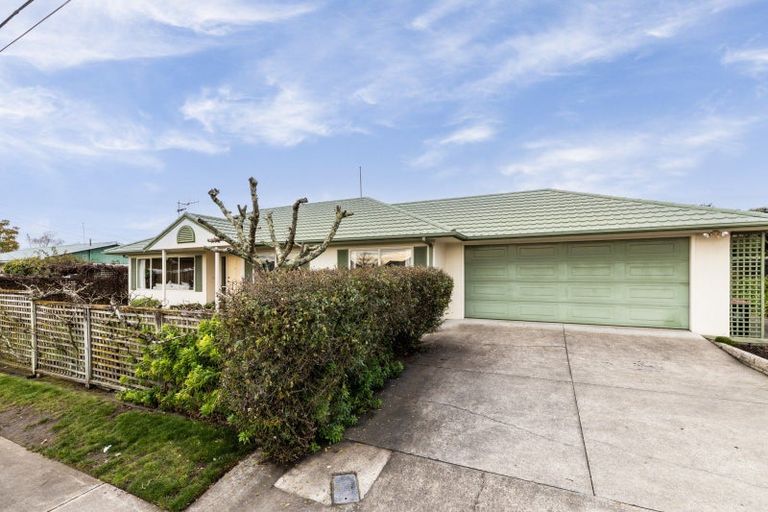 Photo of property in 2 Guthrie Road, Havelock North, 4130