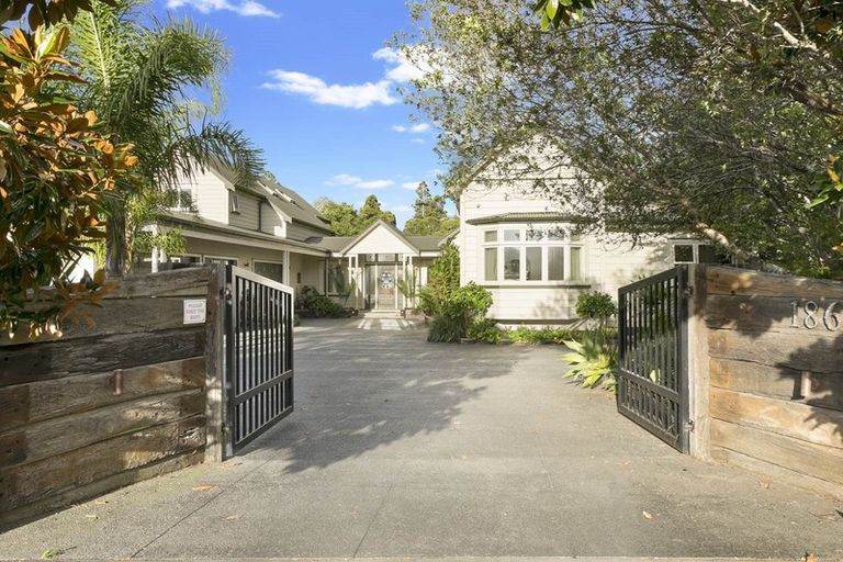 Photo of property in 186 Boord Crescent, Kumeu, 0891