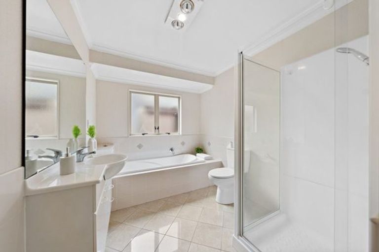 Photo of property in 8 Landvale Court, Browns Bay, Auckland, 0630