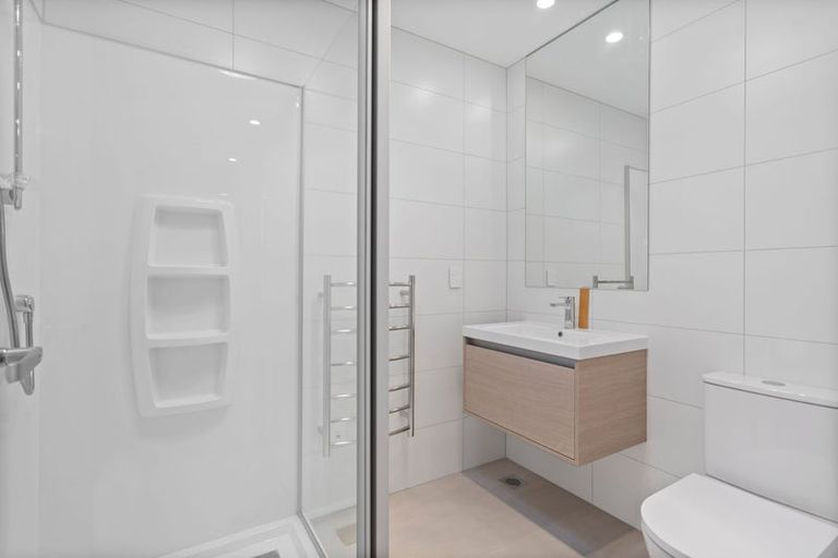 Photo of property in 24 Viridian Avenue, Rosehill, Papakura, 2113