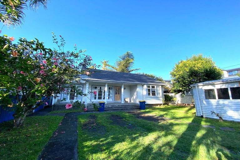 Photo of property in 18 Yeovil Road, Te Atatu Peninsula, Auckland, 0610