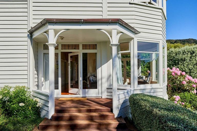 Photo of property in 3 Dillon Street, Lowry Bay, Lower Hutt, 5013