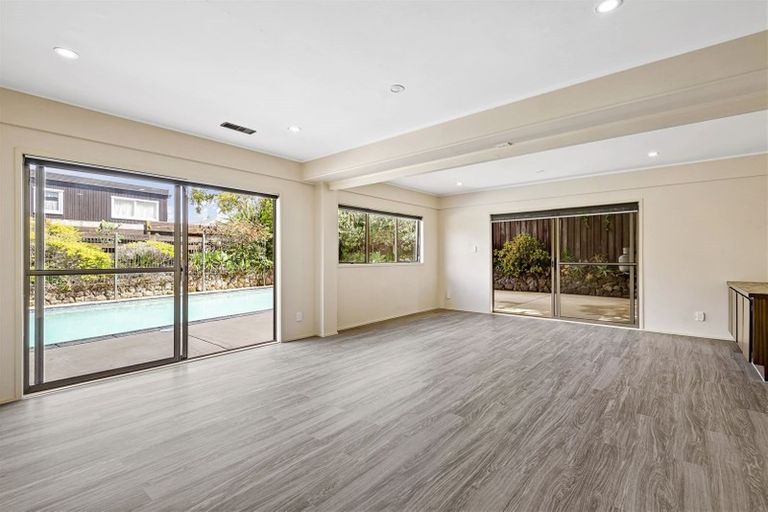 Photo of property in 20 Chatswood Grove, Chatswood, Auckland, 0626