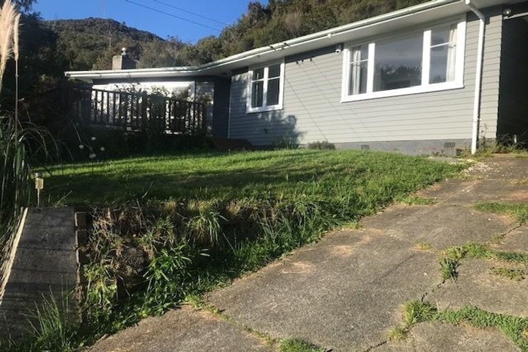Photo of property in 39 Lowry Crescent, Stokes Valley, Lower Hutt, 5019