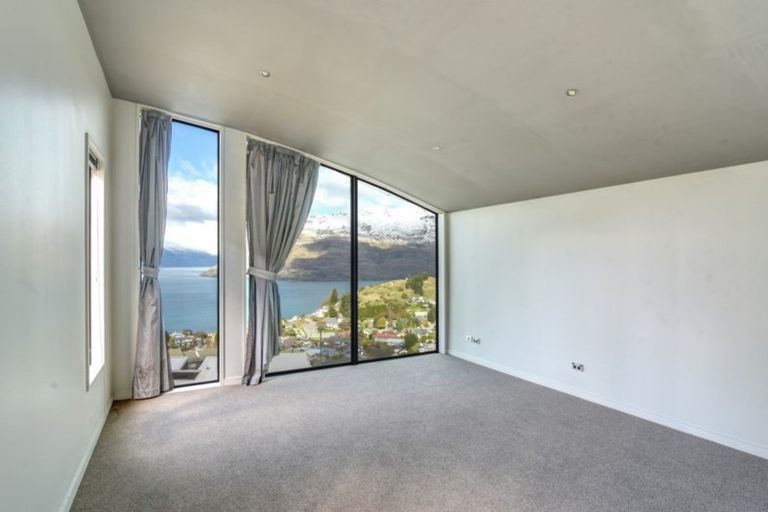 Photo of property in 11 Caples Place, Fernhill, Queenstown, 9300