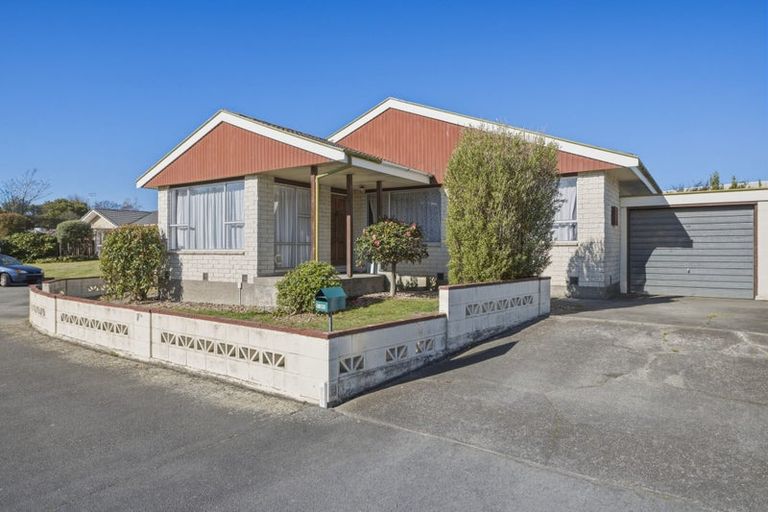 Photo of property in 1/98a Lake Terrace Road, Burwood, Christchurch, 8061