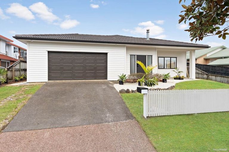 Photo of property in 11 Bob Charles Drive, Golflands, Auckland, 2013