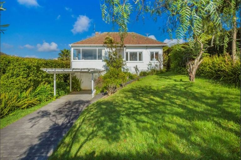 Photo of property in 1/160 East Coast Road, Forrest Hill, Auckland, 0620